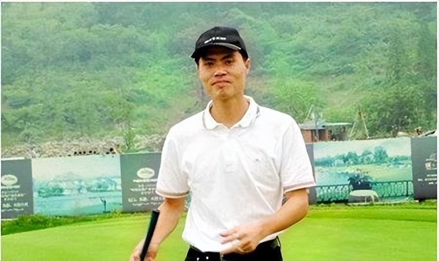 晋江鞋业富豪吴荣光：创立鸿星尔克，30岁公司上市，爱打高尔夫球